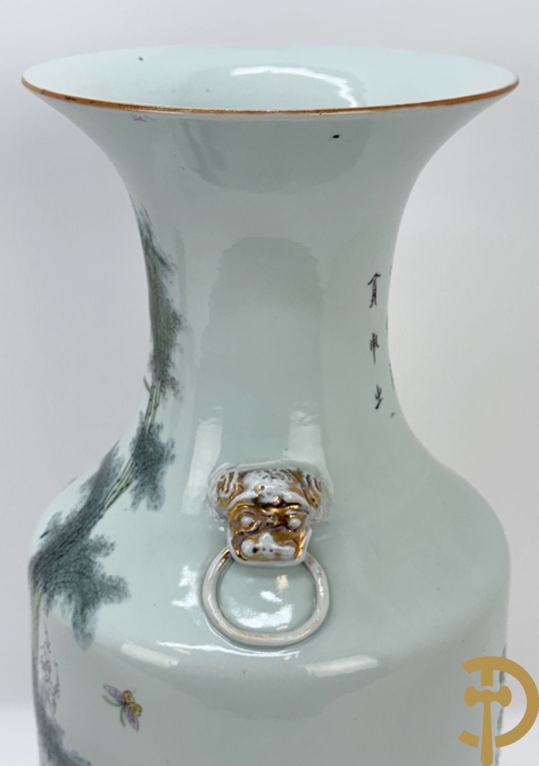 Paar Chinese porseleinen vazen met decor van dames in landschap