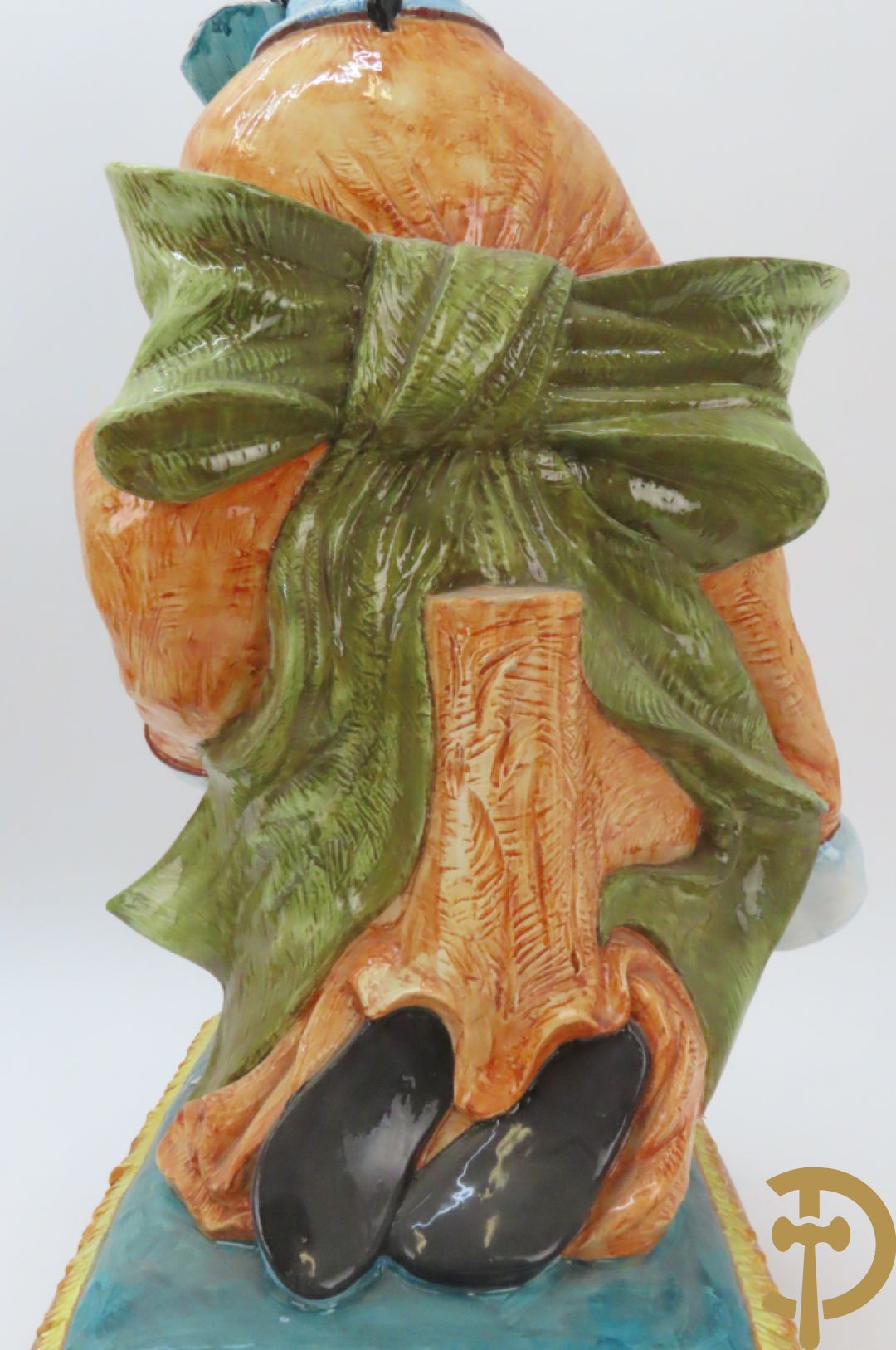 Twee Italiaanse beelden van oosterse dame met bloemen, getekend achteraan Polouioto en oosterse man met snaarinstrument in meerkleurige faience