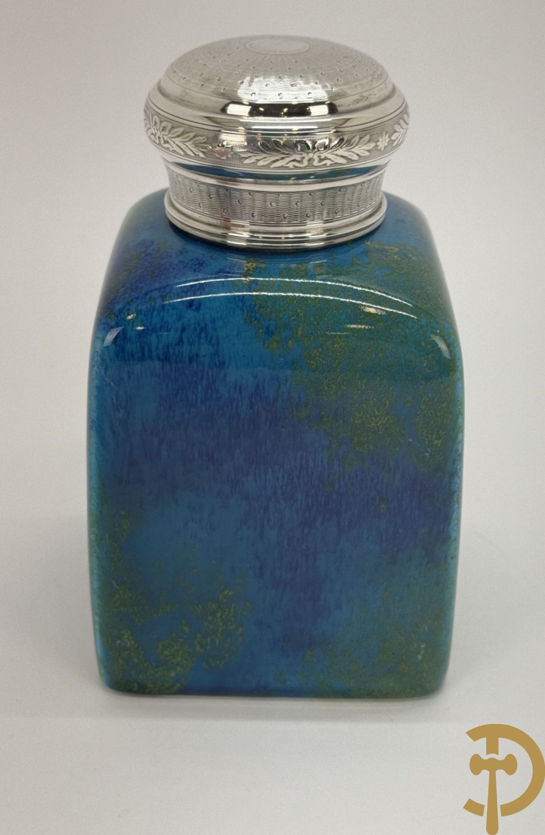 Vierkante blauw porseleinen fles Sèvres (Paul Milet) gemerkt met zilveren dop + dekseldoos Capo di Monte met cupido