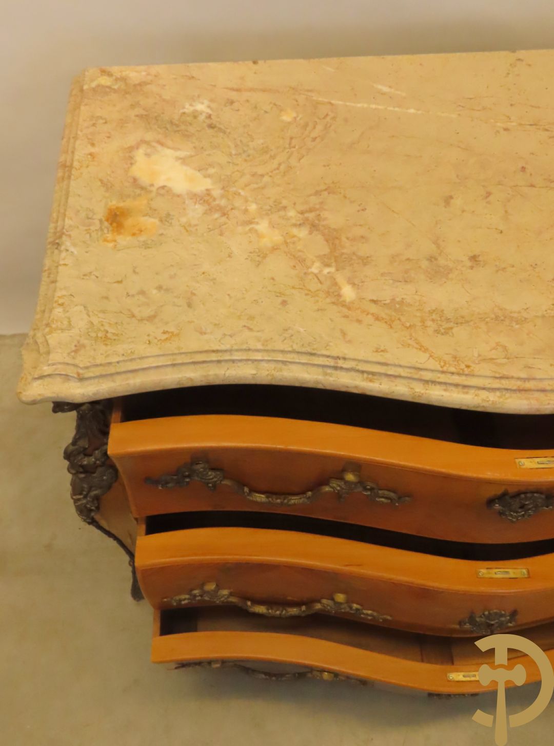 Notelaren gebombeerde drieladencommode met bronsbeslag en mazarinkoppen opzij - bovenaan met marmeren blad