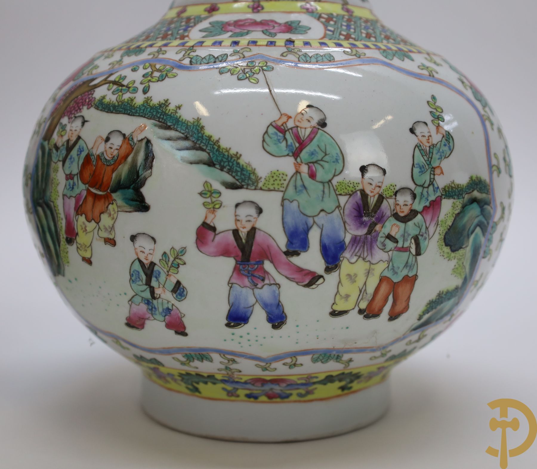 Paar bolle Chinese vazen met decor van kinderen en vlinders + bolle Chinese vaas met geanimeerd decor