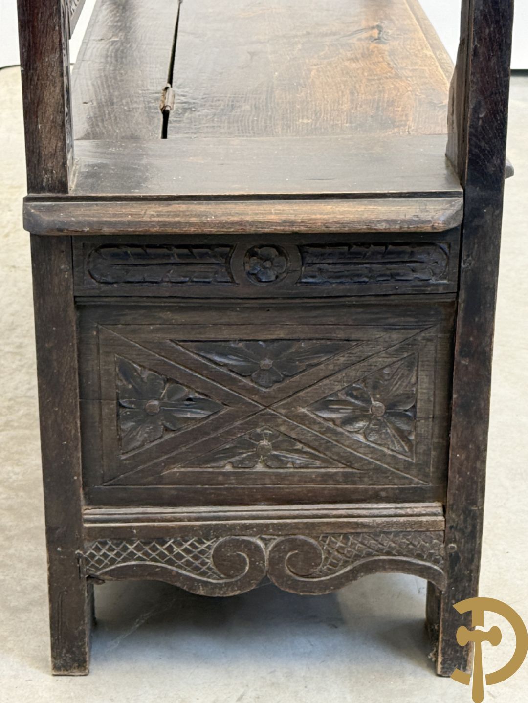 Massief eiken Engelse hall bank met gesculpteerde motieven