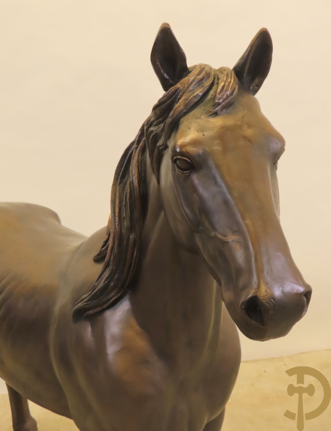 Staand paard in gebronzeerd polyester