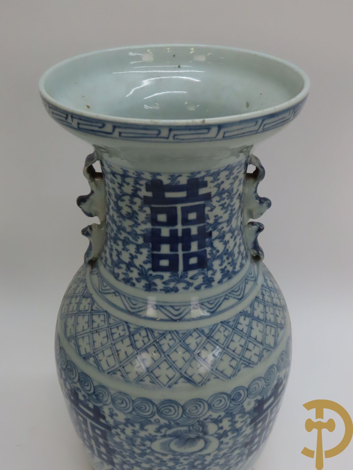 Twee Chinese porseleinen vazen met blauw/wit decor en Chinese tekens