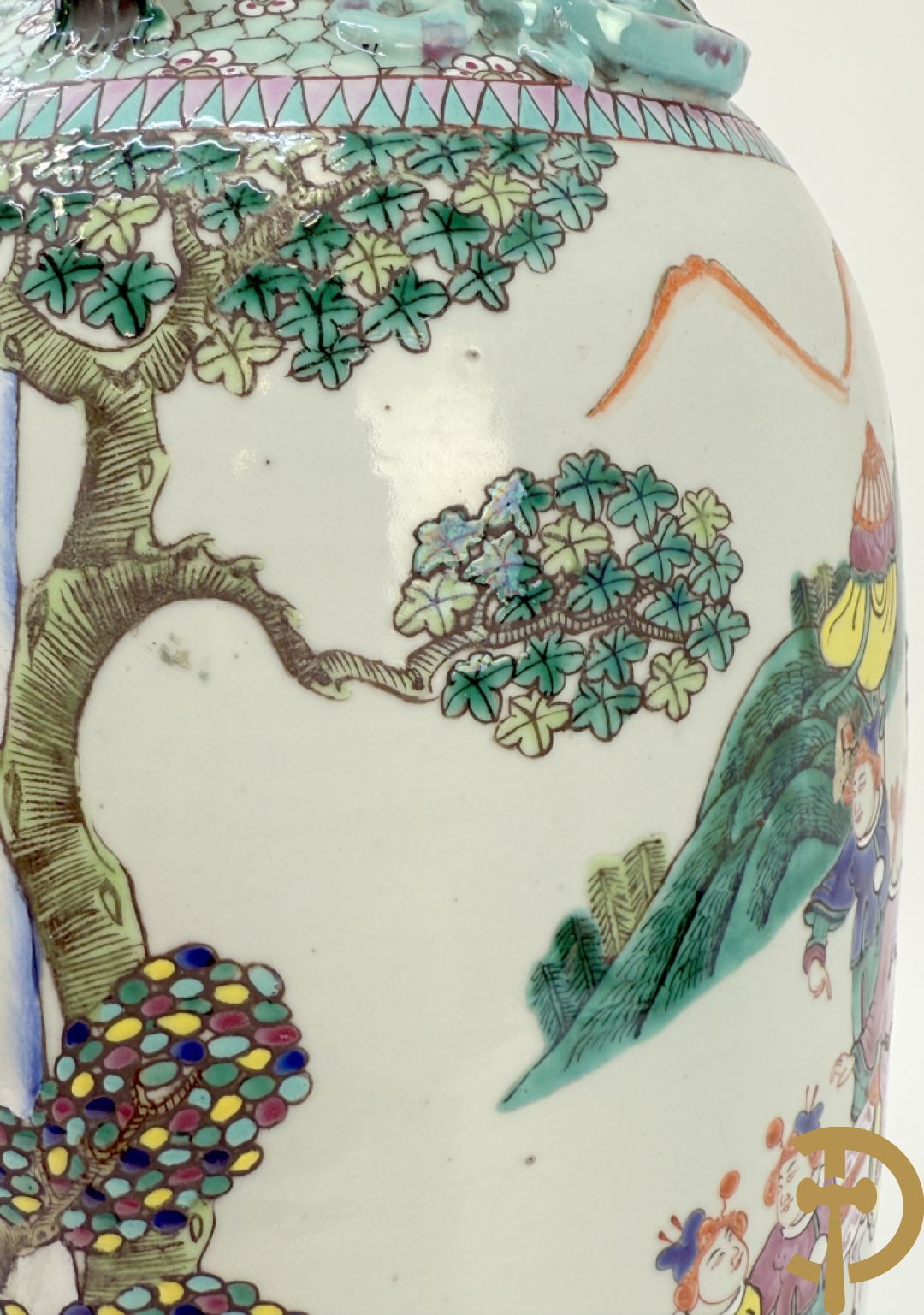 Chinese porseleinen vaas met dubbel decor van geanimeerd interieurzicht en mannen op paarden