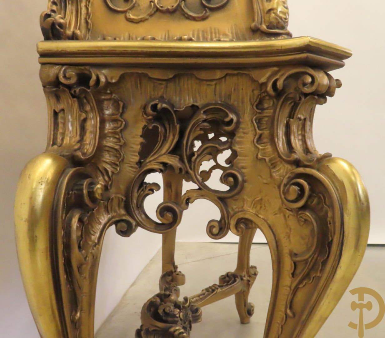Uitzonderlijke vergulde bar met accanthusranken en bloemenmotieven op voluutvormige poten