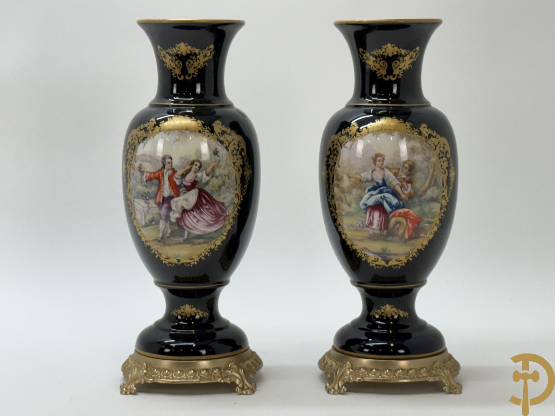 Paar kobaltblauwe porseleinen vazen met romantisch decor op koperen voet, ACF gemerkt