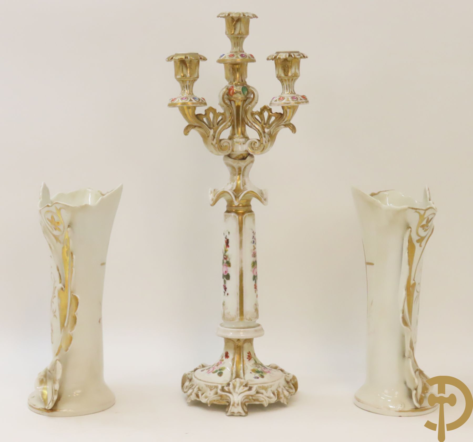 Porseleinen Vieux Paris vierarmige kandelaar met bloemen bezet + paar Vieux Bruxelles cornetvazen