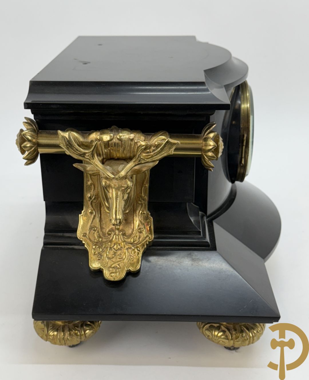 Zwart marmeren garnituur Napoleon III bestaande uit paar bronzen vuurrvergulde vijfarmige kandelaars bezet met vogels op zwarte marmeren basis met hertenkoppen + zwart marmeren middenstuk met klok bezet met hertenkoppen (zonder beeld)