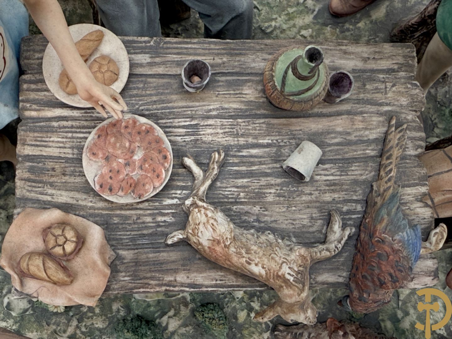 Italiaanse biscuit op houten sokkel met geanimeerde herbergscène