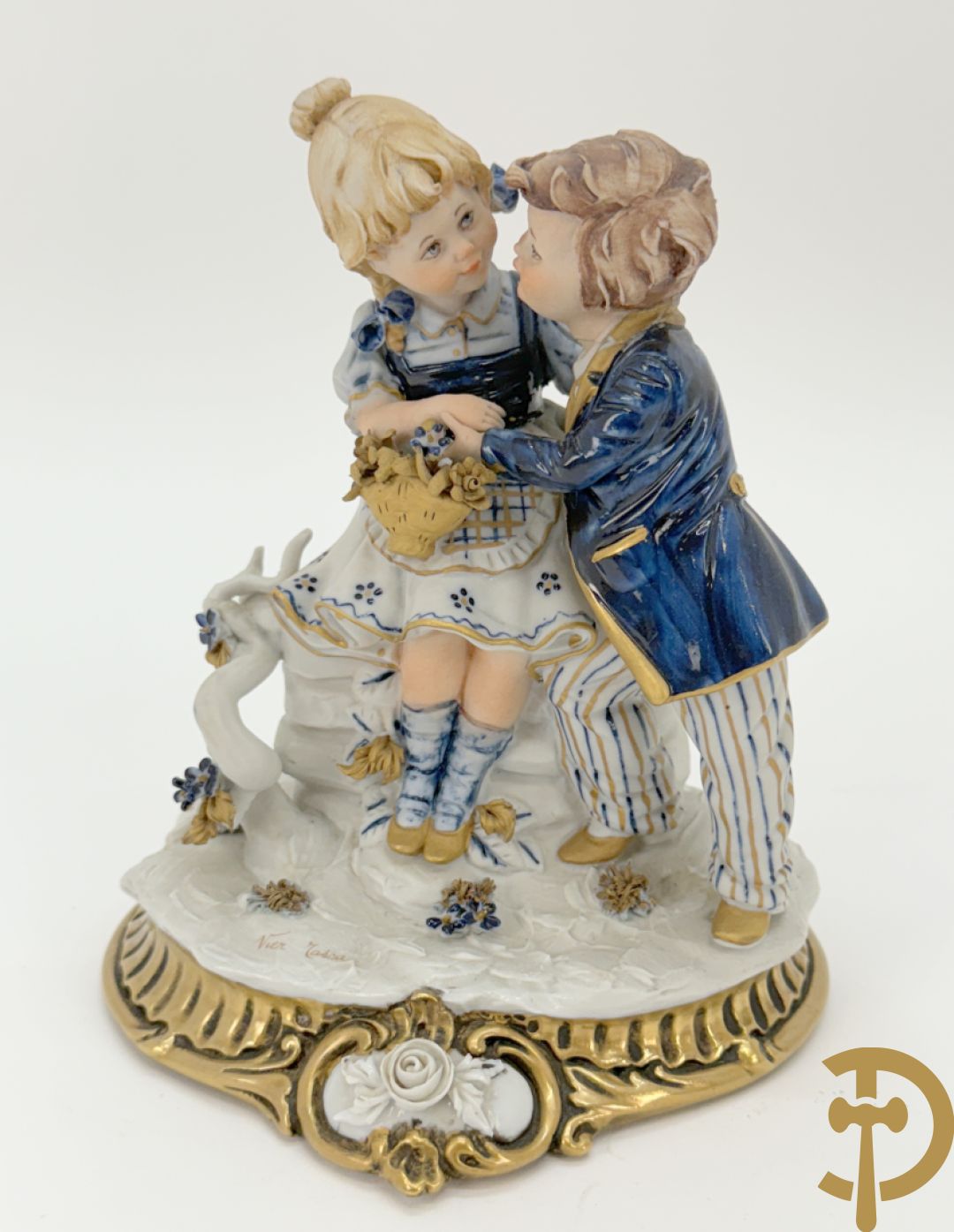 Paar gekleurde porseleinen sierbeeldjes op bronzen voet, Capo di Monte + 2 sierbeeldjes op bronzen voet