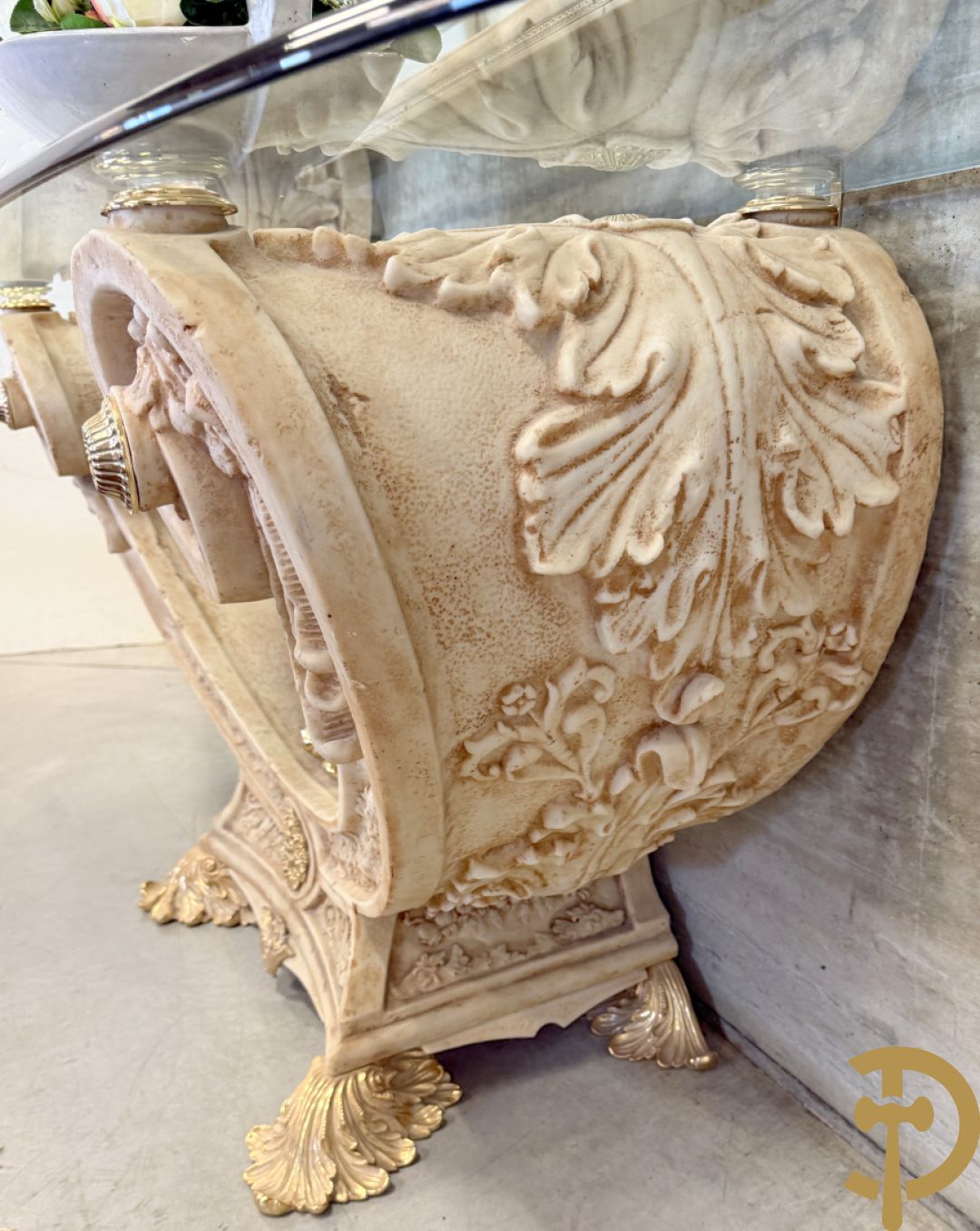 Uitzonderlijke eetkamer bestaande uit dressoir met 4 deuren en 2 lades op voluutvormig onderstel met rocailles opzij en boven met spiegel + bijhorende vitrine + console + spiegel + tafel op voluutvormig onderstel + 6 bijhorende armzetels met koperen frame - uniek ontwerp door de firma Vidal Grau Spaanse makelij, begin jaren 