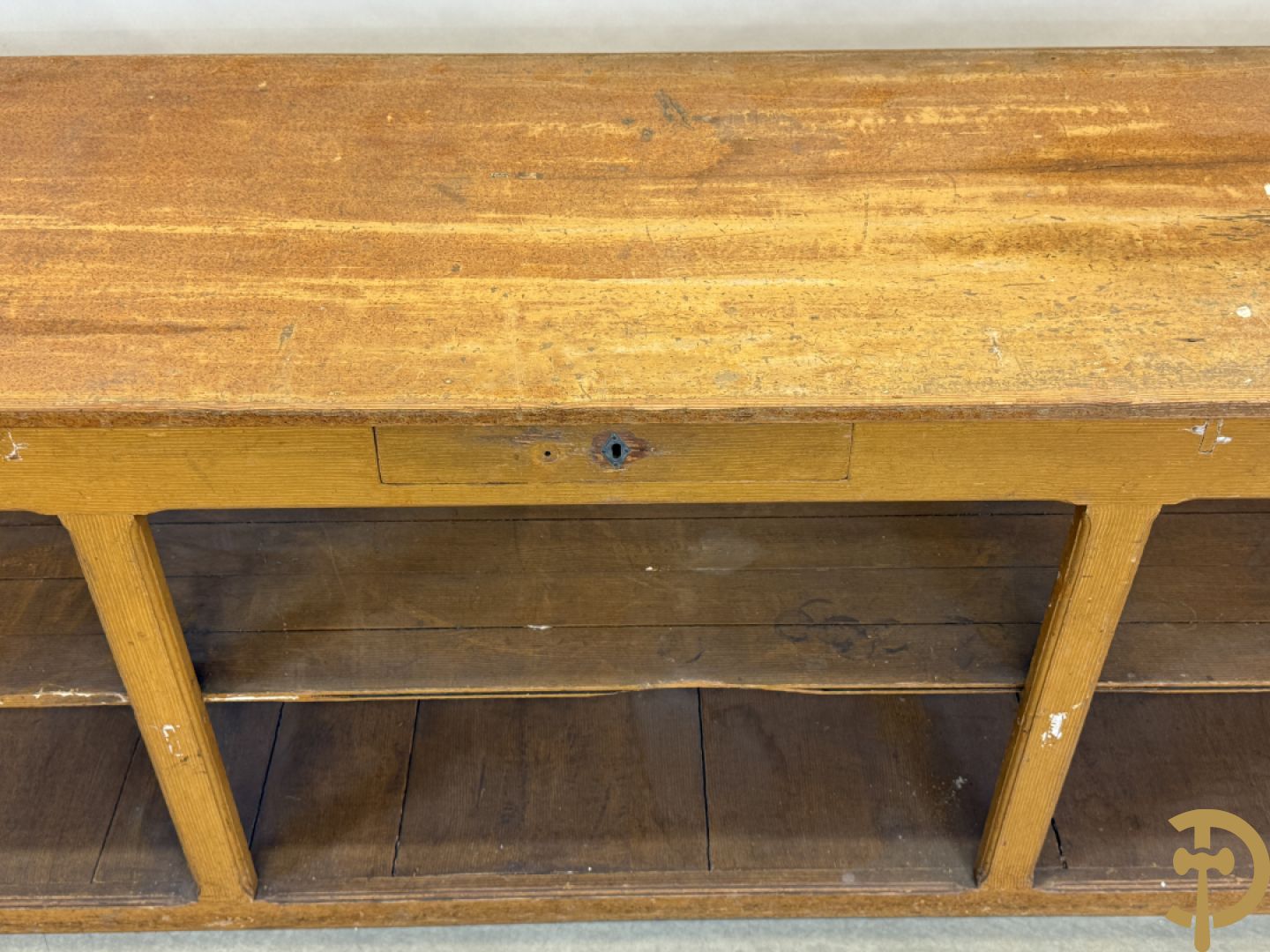 Pine winkeltoog met étagère in faux bois beschilderd