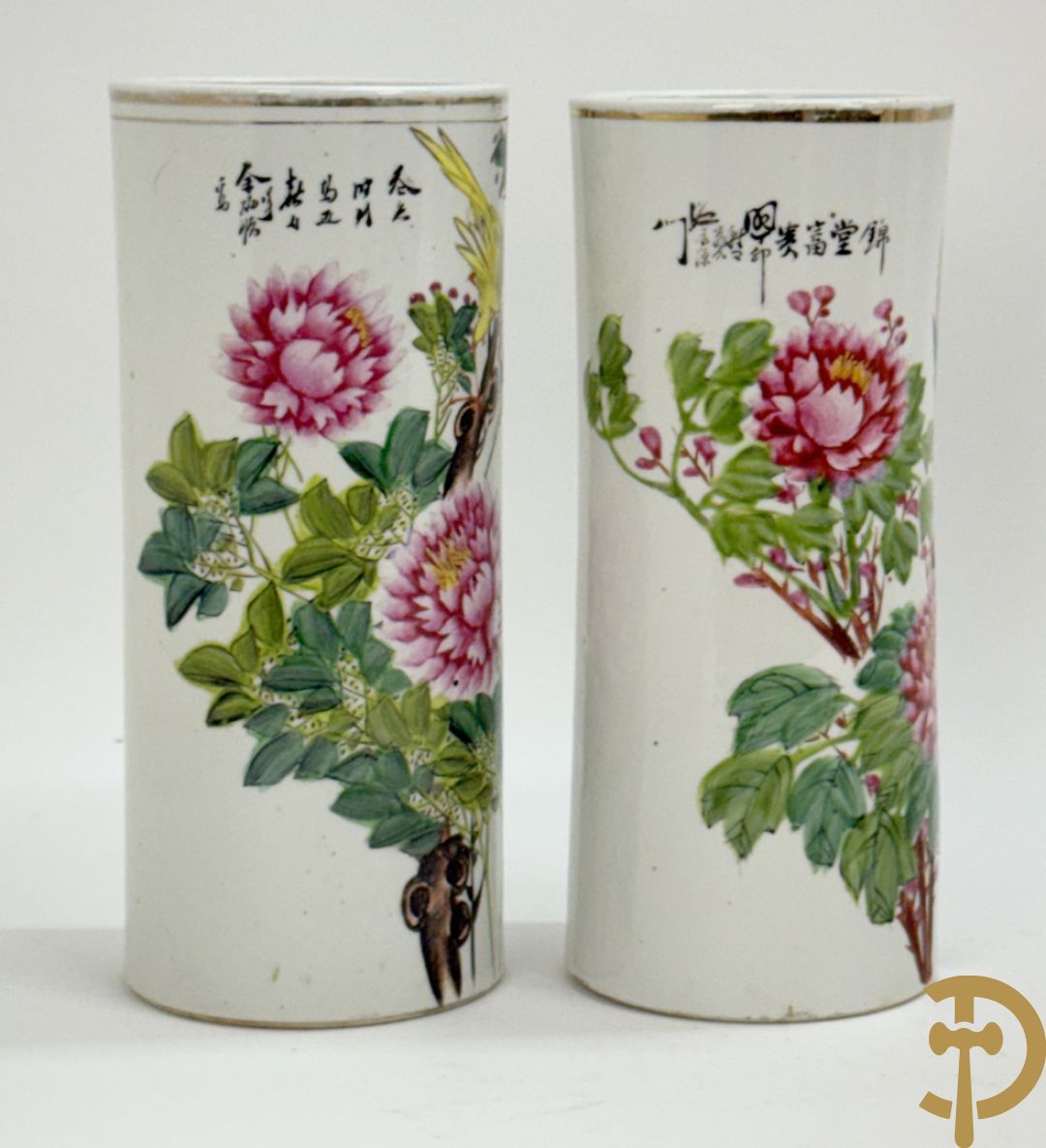 Twee rolvazen met bloemen- en vogeldecor + dekselpotiche met vogeldecor + Chinese vaas met decor van dames en kinderen