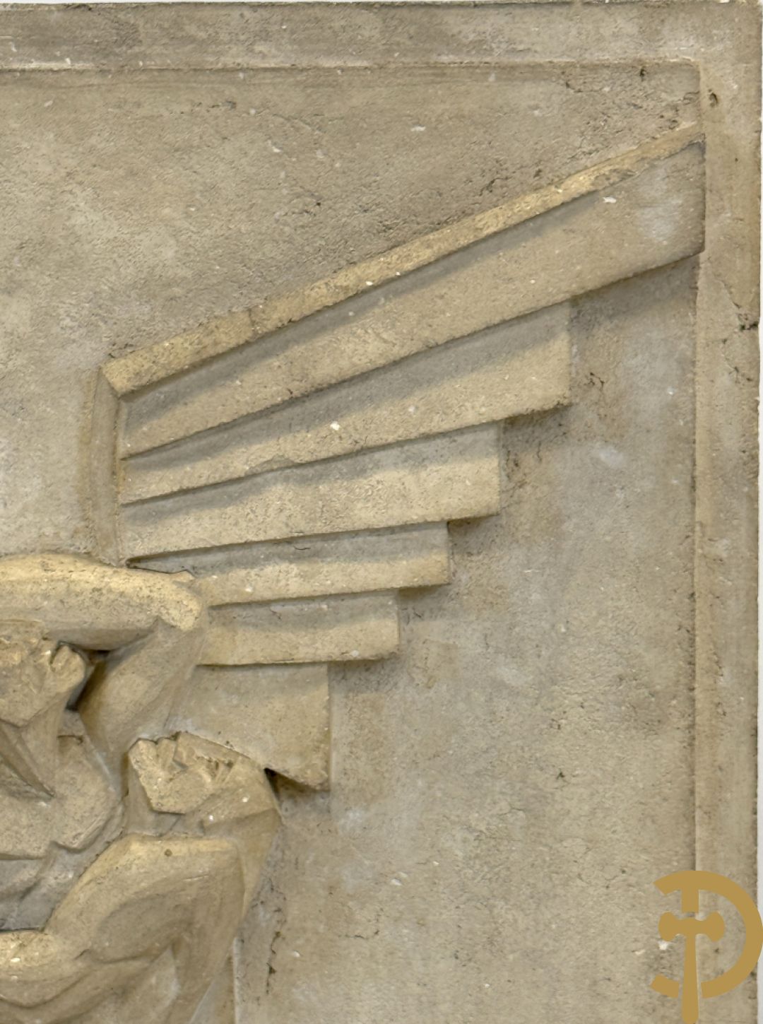 WILLAERT getekend - Gestyleerd Art Deco basrelief met Icarus en vliegenierssymbool in beton