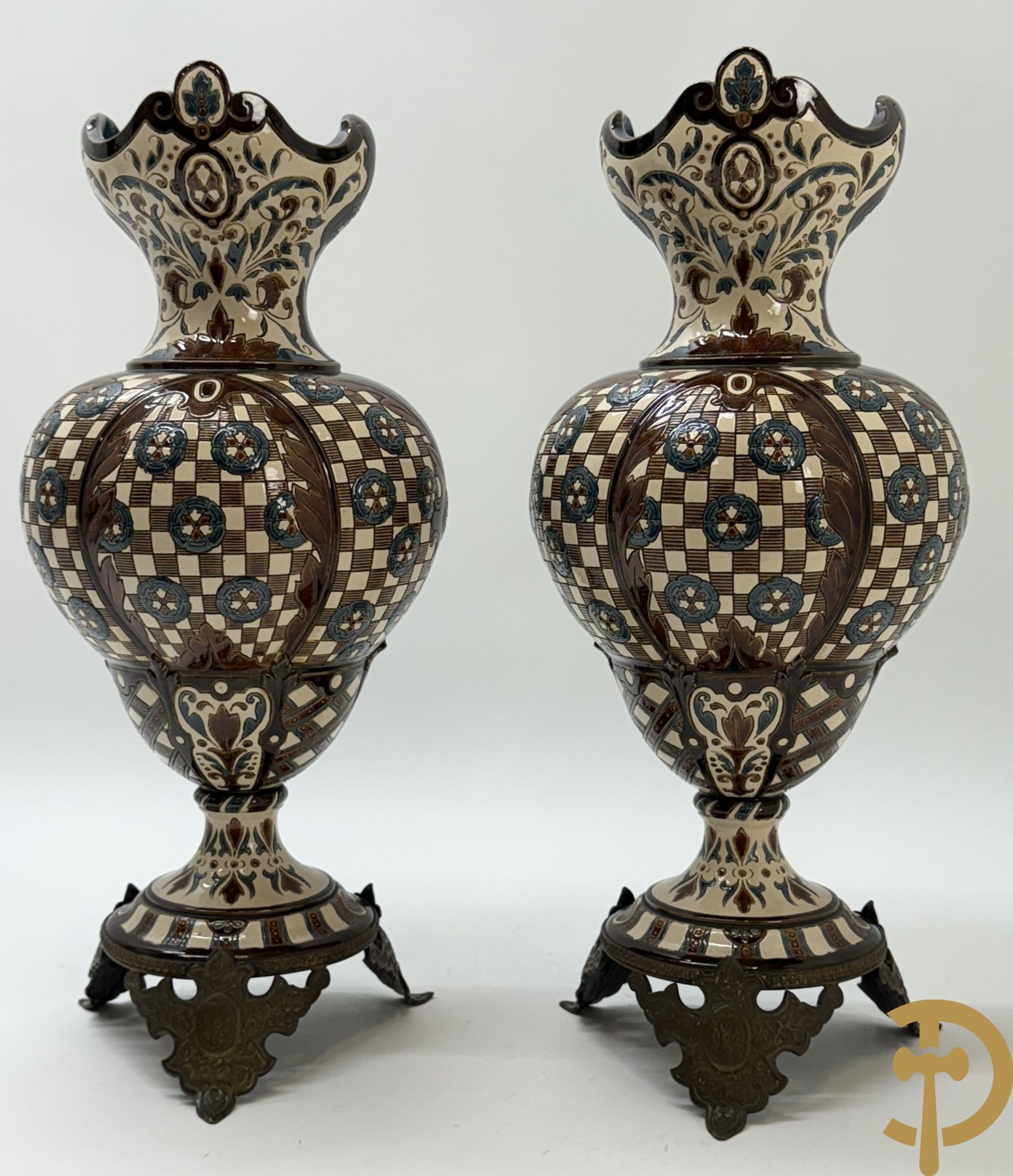 Paar meerkleurige vazen in Oostenrijkse faience met bloemendecor op koperen voet, Gerbing & Stephan, begin 1900