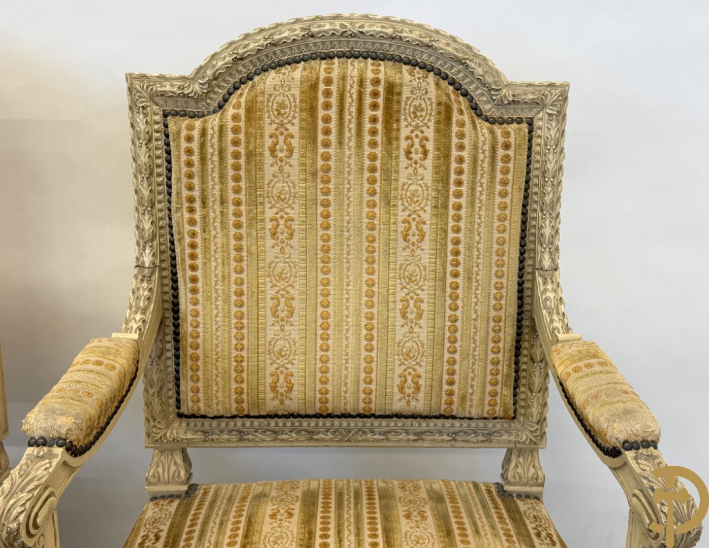 Gemonochromeerd salonensemble met gesculpteerde bladranken bestaande uit canapé, 2 armzetels en 3 stoelen