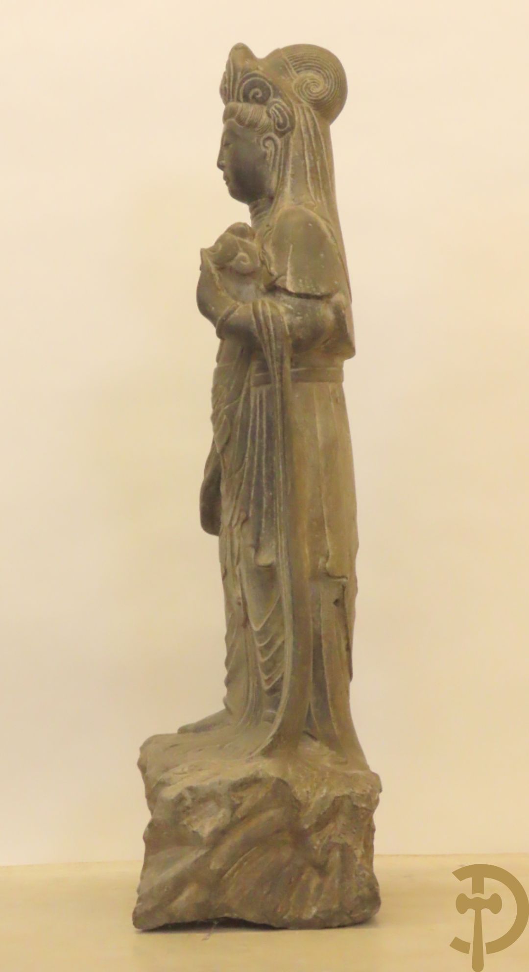 Aziatisch handgesculpteerd stenen beeld van een staande boedha