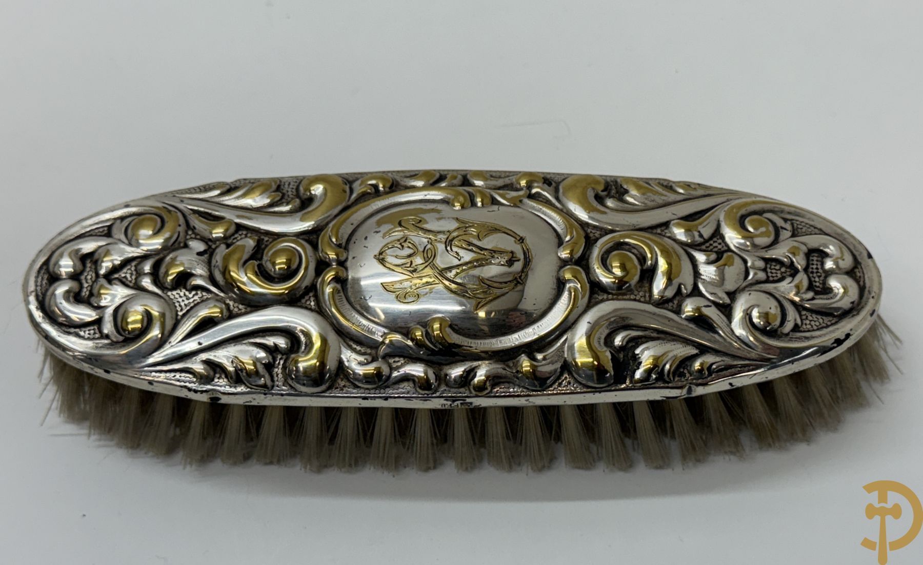 Notelaren box met bronzen ornamenten bezet + verzilverde opschikspiegel en borstelset met rocailles