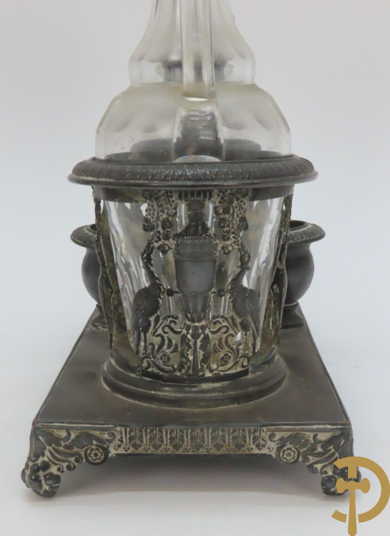 Twee decanteurs + olie- en azijnstel + 2 schenkkannen + twee-orig dekselpotje