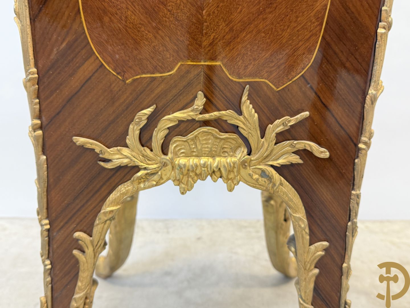 Paar notelaren gemarketteerde zuilen bezet met bronsbeslag en Louis XV motieven op voluutvormige poten - bovenaan met marmeren geaderd blad