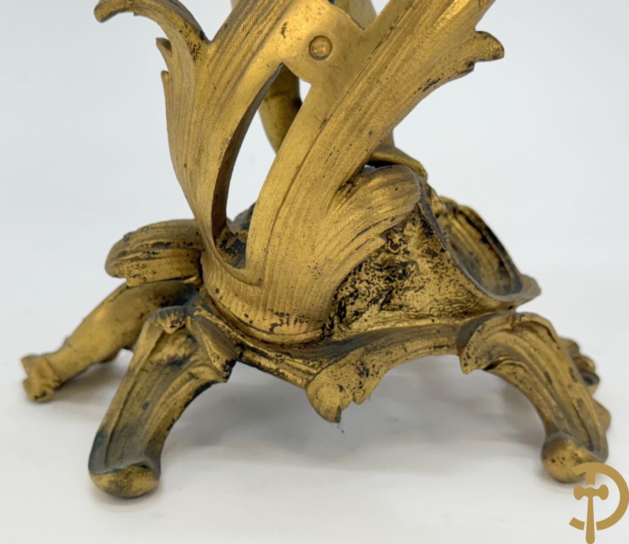 Driedelige vuurvergulde bronzen garnituur, Louis XV stijl, bestaande uit middenstuk met klok omgeven door musicerende cupido