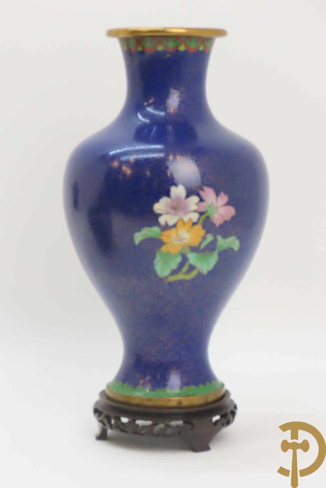 Potiche in cloisoné techniek met decor van draken en olifanten + blauwe cloisoné vaas met bloemendecor op sokkel + kleine cloisoné cachepot + cachepot met drakendecor