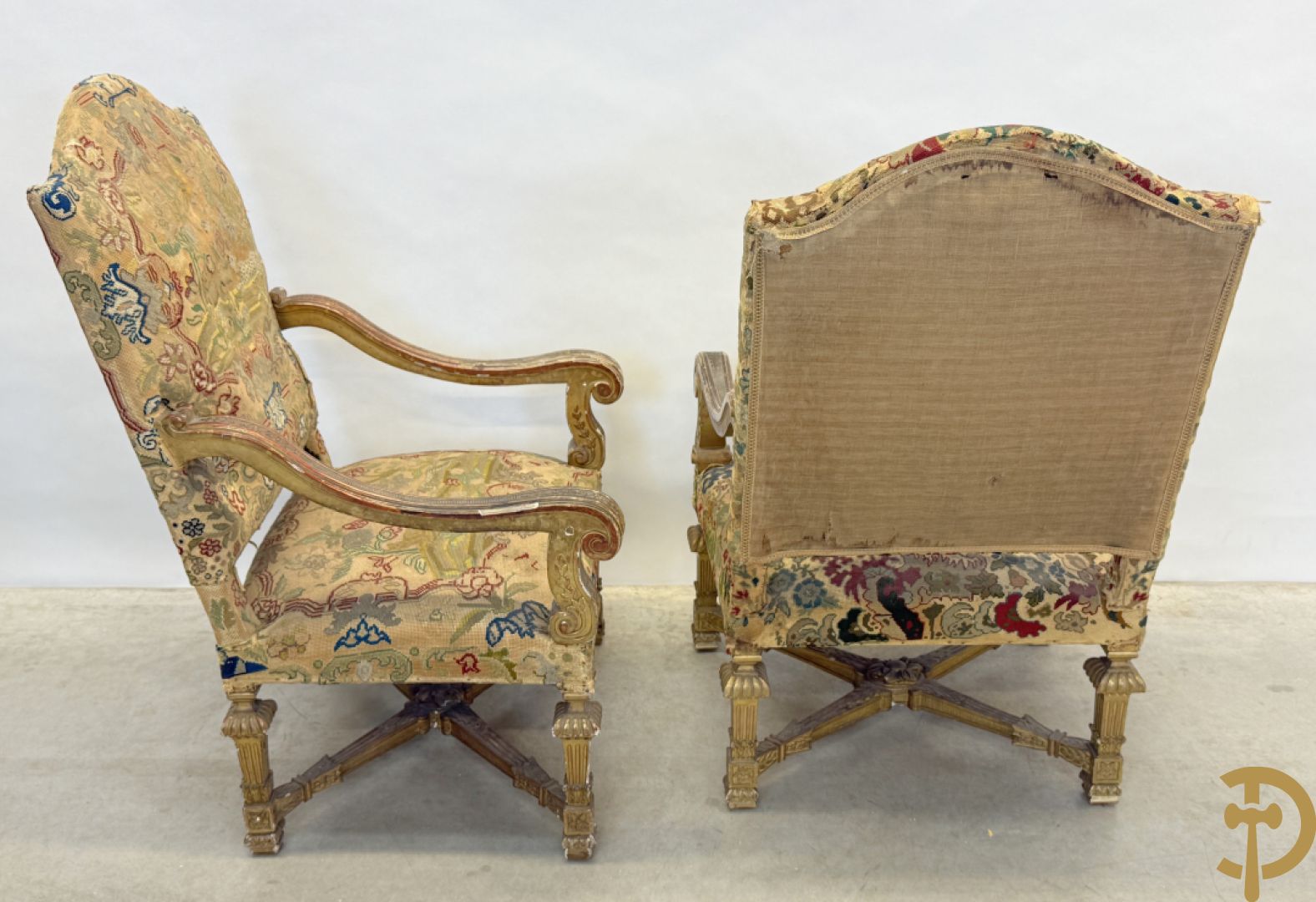 Vier vergulde Louis XIV kasteelarmzetels met geanimeerde scènes in petit points, 19e