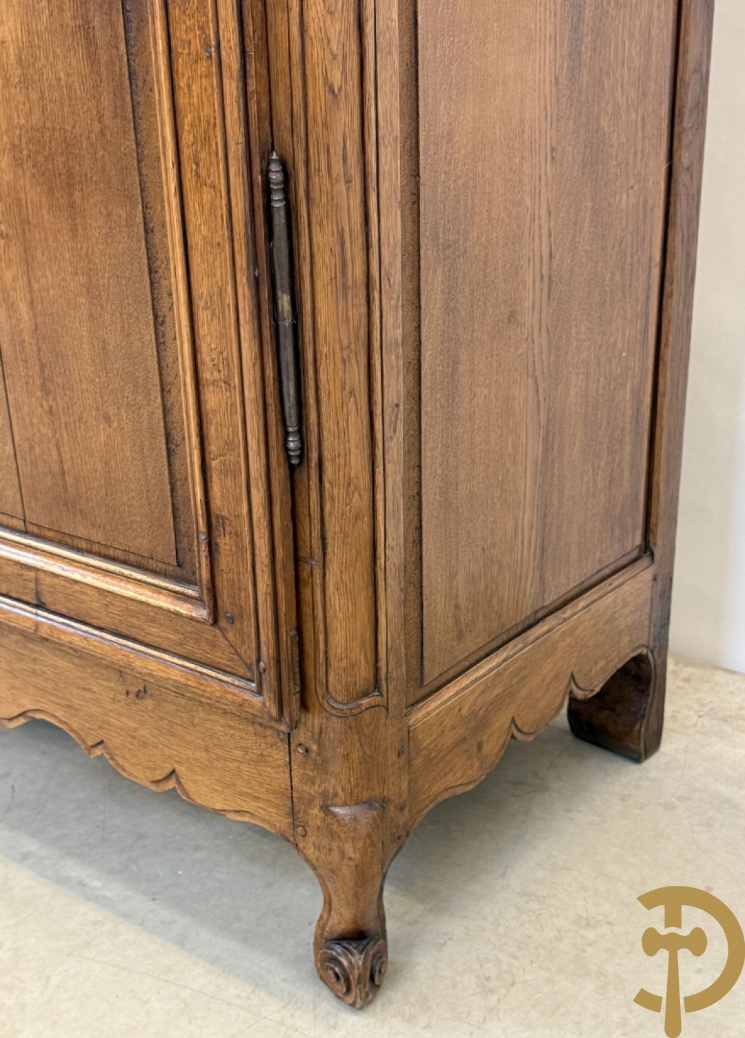 Massief eiken tweedeurskast met afgestoken panelen en gezwaaide moluren