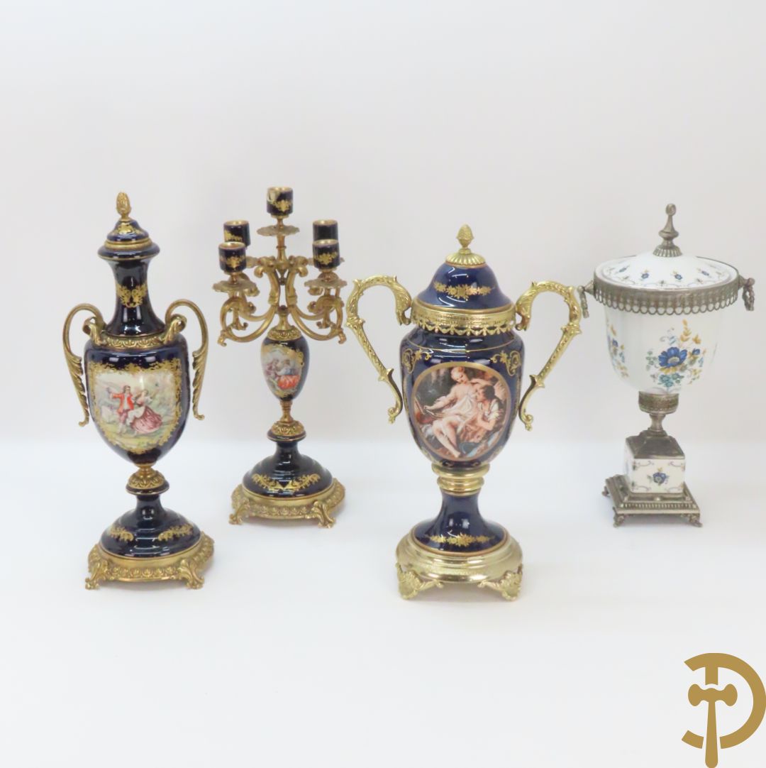 Twee porseleinen Stijl Sèvres cassolettes + dekselpotiche met bloemendecor + vijfarmige kandelaar Sèvres stijl, ACF