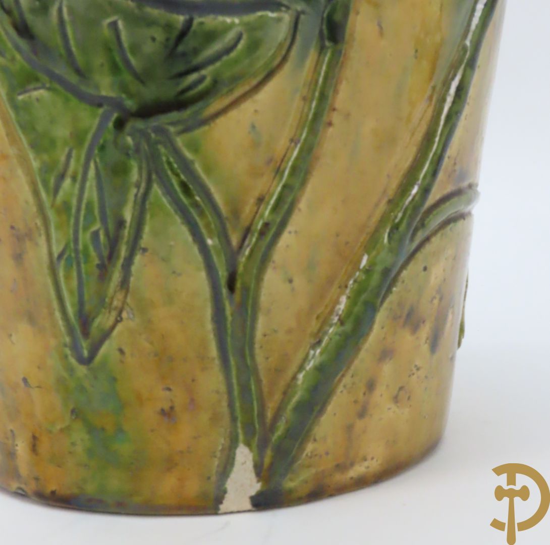 Vlaamse aardewerken vaas met salamander en bloemendecor, VH gemerkt (Van Humskerk)