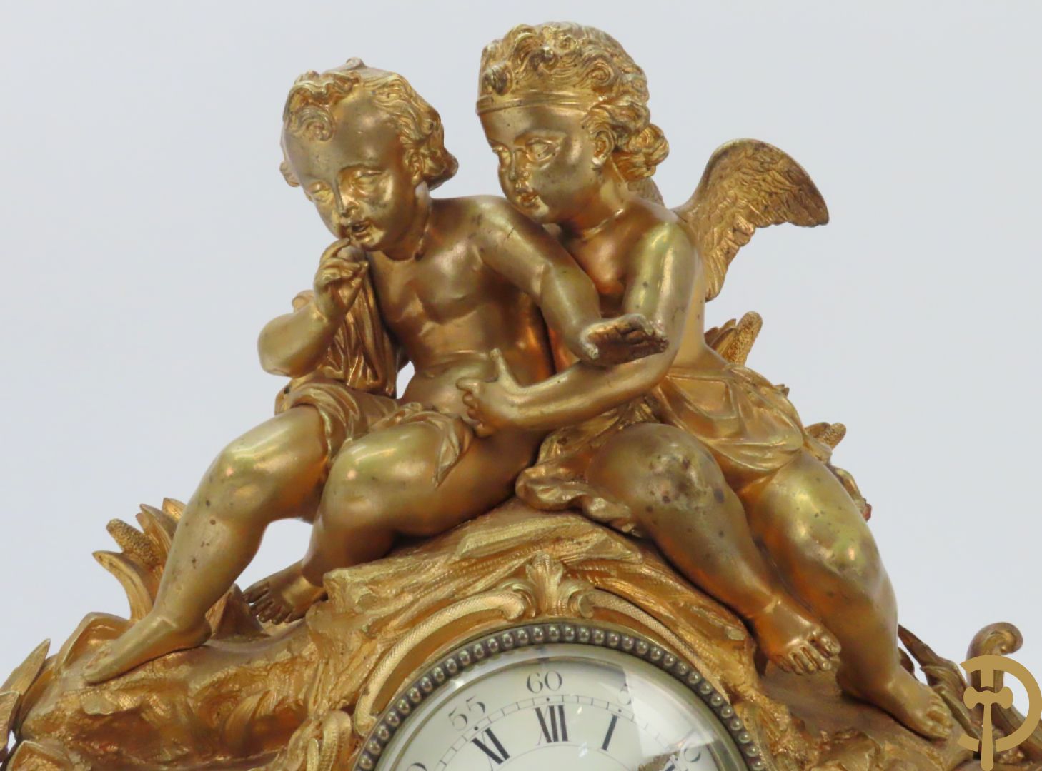 Bronzen schouwklok bezet met 2 cupido
