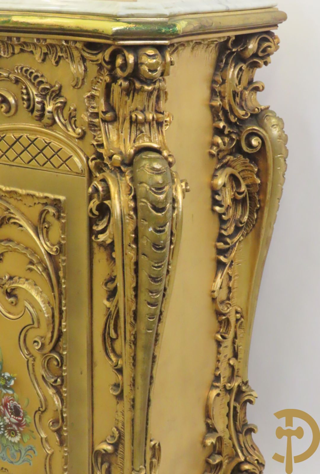 Uitzonderlijke vergulde Louis XV eetkamer bestaande uit vijfdeursdressoir met voluutvormige accanthusranken en rocailles, beschilderd met bloemenmotieven en centraal tafererel met hoornen des overvloeds + bijhorende spiegel vergulde tafel op voluutvormige poten met zes bijhorende stoelen + vitrine met accanthusranken en centrale deur, op voluutvormige poten