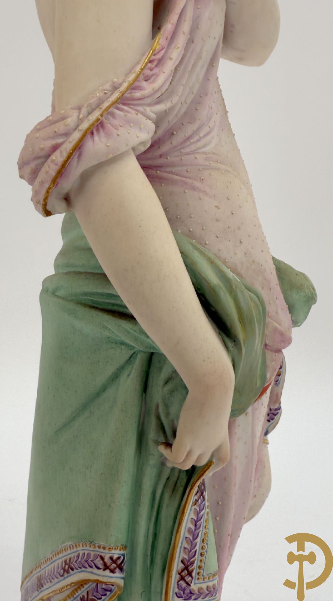 Paar Franse biscuits van elegante dame met hond en dame met bloemen op schouder