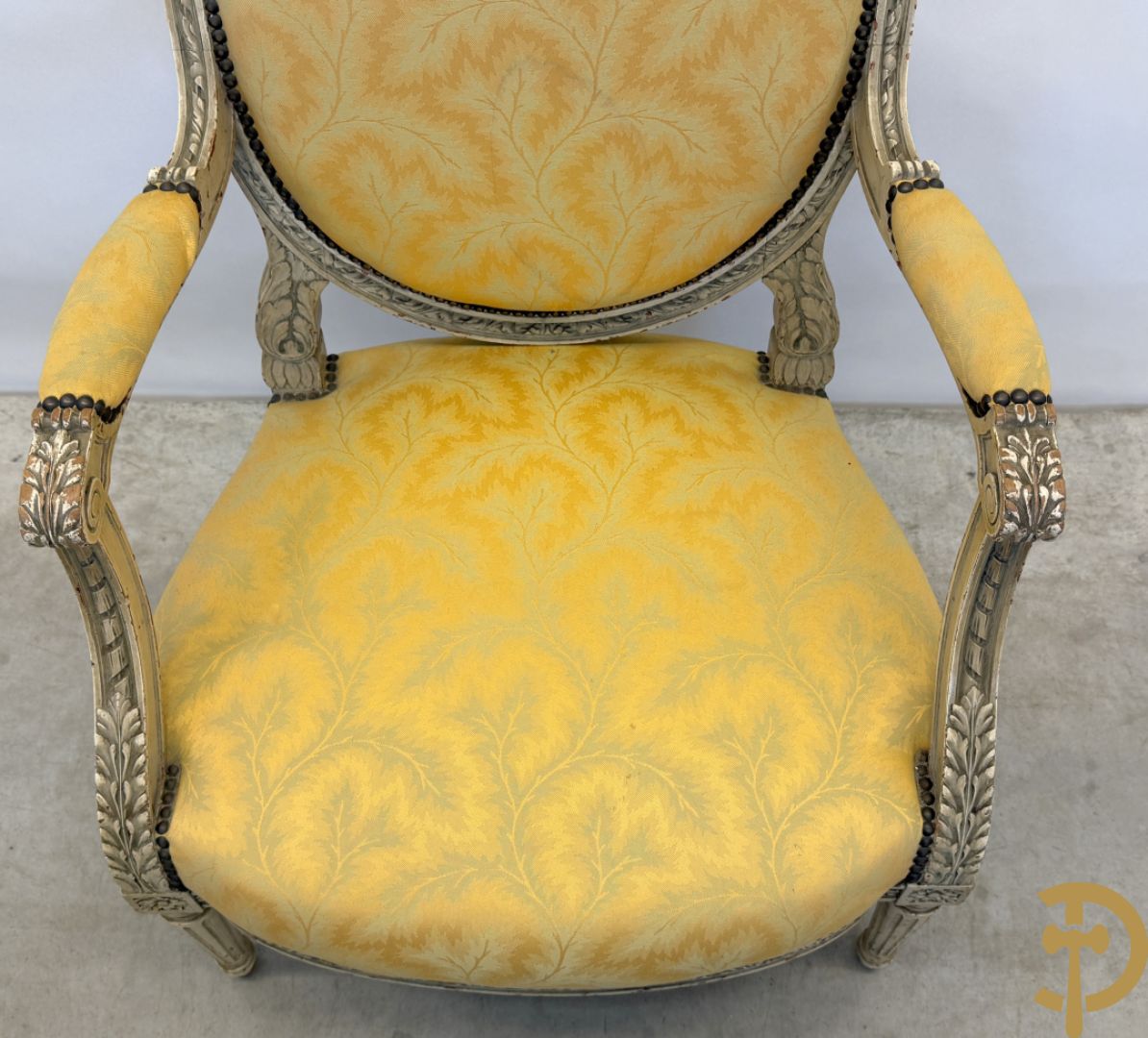 Salonensemble met rocailles, bloemenmotieven en gecanneleerde poten bestaande uit canapé, 2 armzetels en 2 stoelen