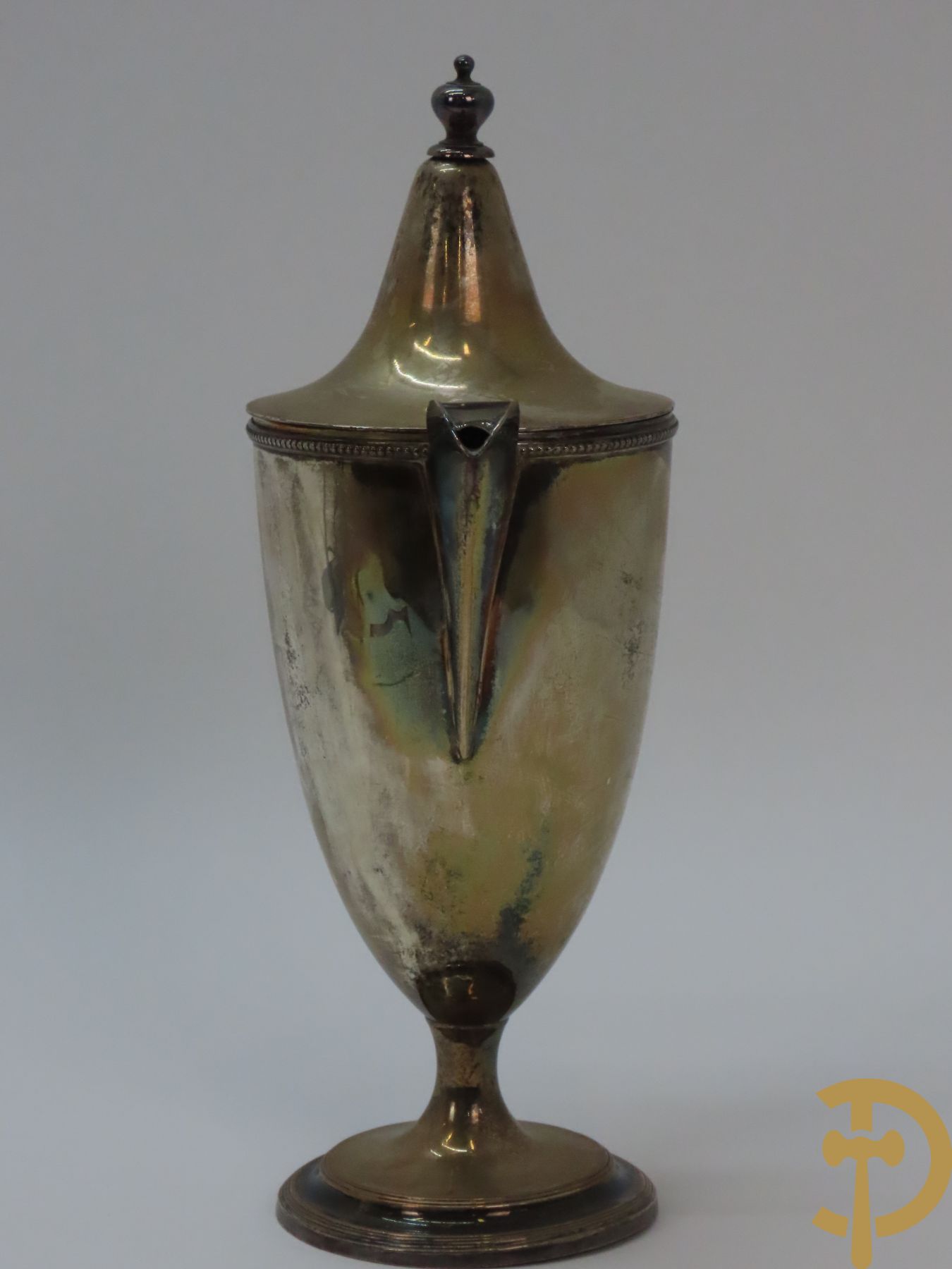 Verzilverd koffiestel MFD & Plated by Reed & Barton 2046 bestaande uit koffiekan, melkkan en suikerpot met ovale medaillons + verzilverde coupe met eekhoorn en rocaille + verzilverde coupe met glas + Verzilverde schenkkan met houten handvat