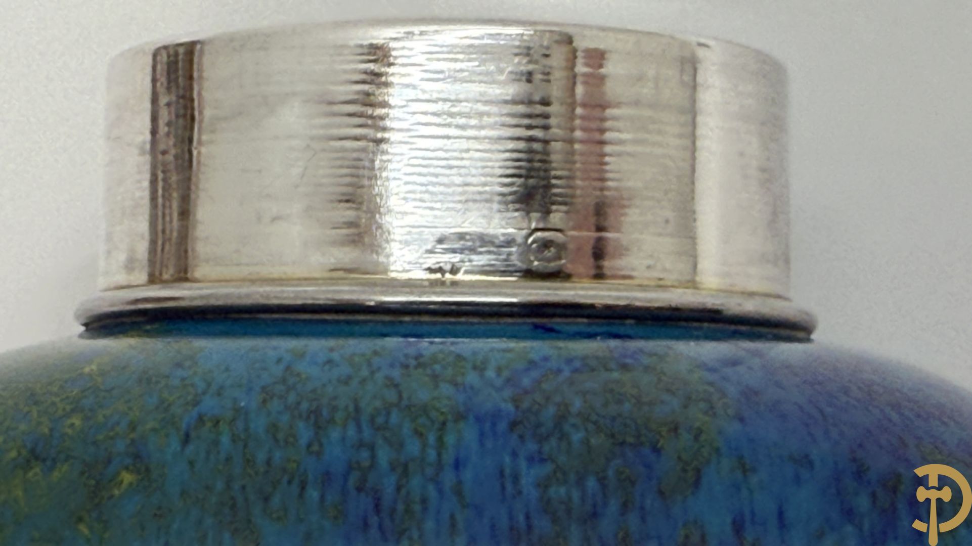 Vierkante blauw porseleinen fles Sèvres (Paul Milet) gemerkt met zilveren dop + dekseldoos Capo di Monte met cupido