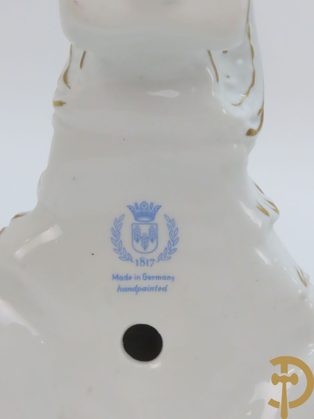 Driearmige porseleinen kandelaar met bloemenmotieven, onderaan gemerkt Plaue + porseleinen coupe Plaue + Limoges schenkkan met bloemendecor