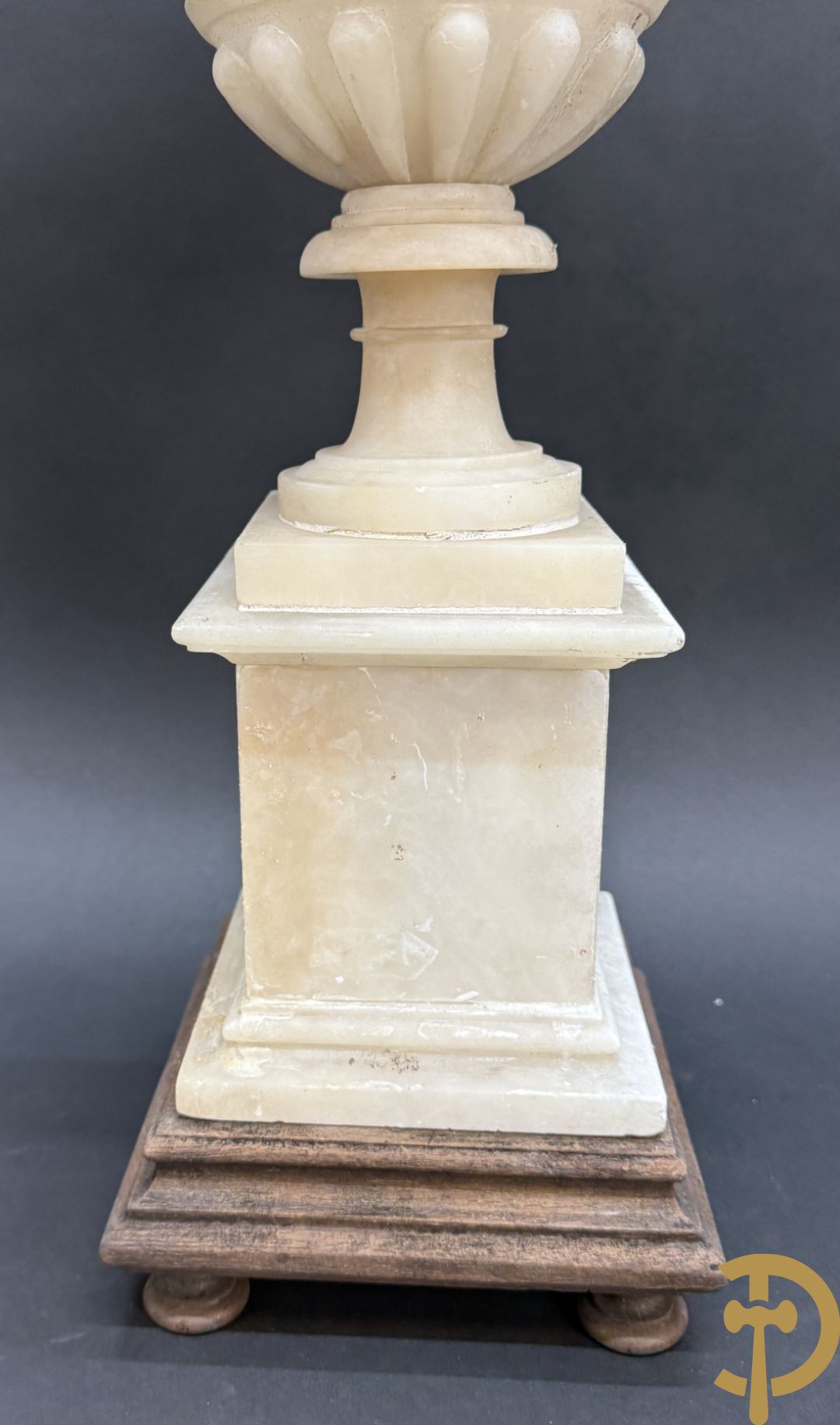 Paar handgesculpteerde albasten vazen met bloemen- en accanthusranken