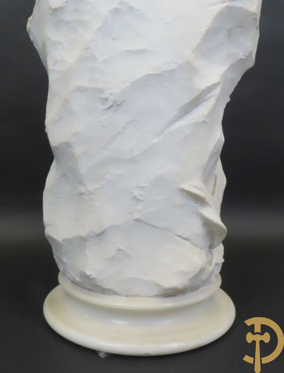 Prof. Fagioli Firenze getekend : Witte marmersculptuur van zittende dame met ontblote boezem met muziekinstrument