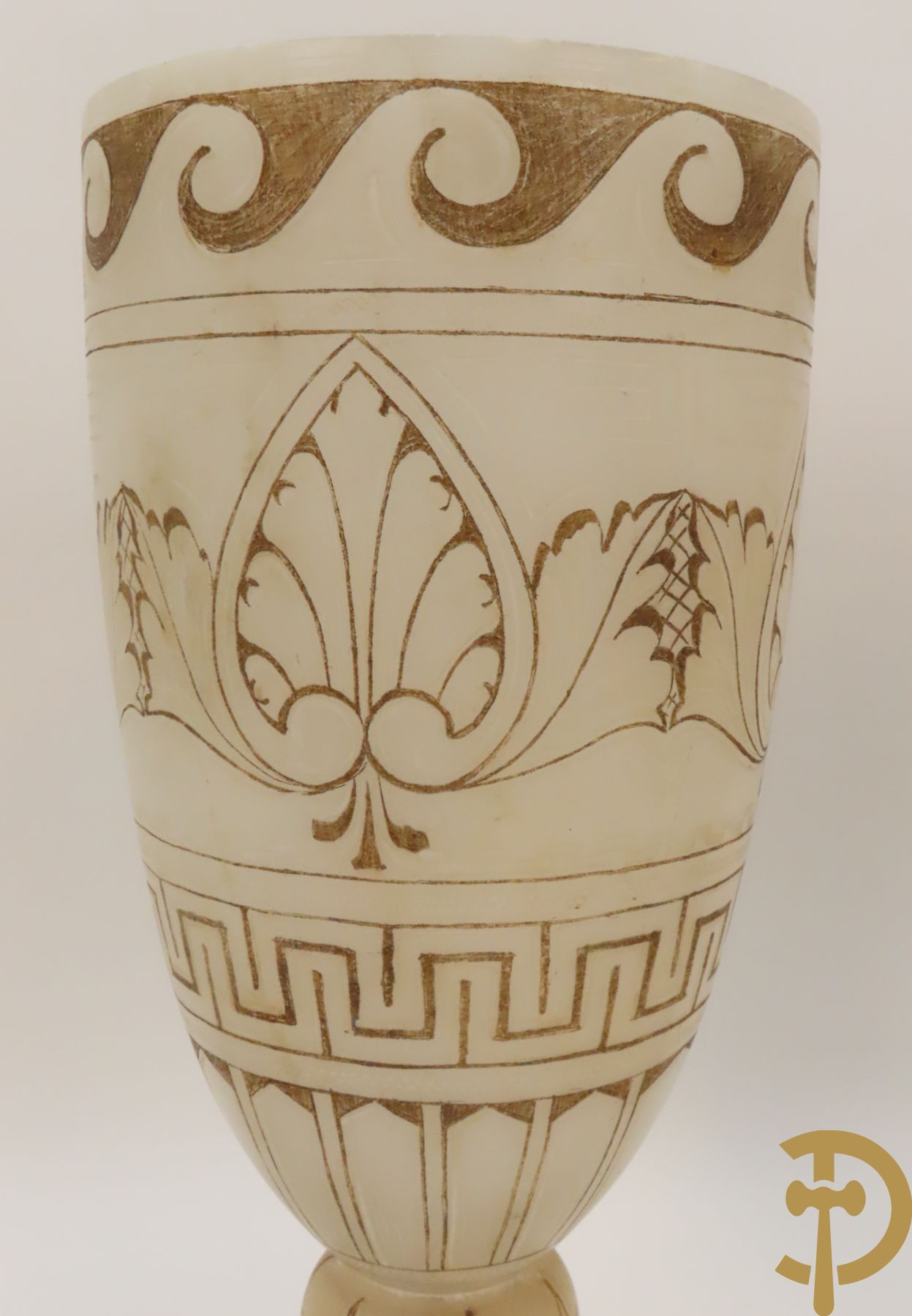 Paar handgesculpteerde onix marmeren Italiaanse potiches met accanthusraken en meanderend decor