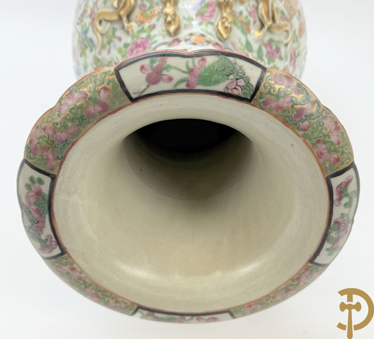 Chinese porseleinen Kanton vaas met geanimeerde hoftaferelen, natuurmotieven, fauna en floradecor