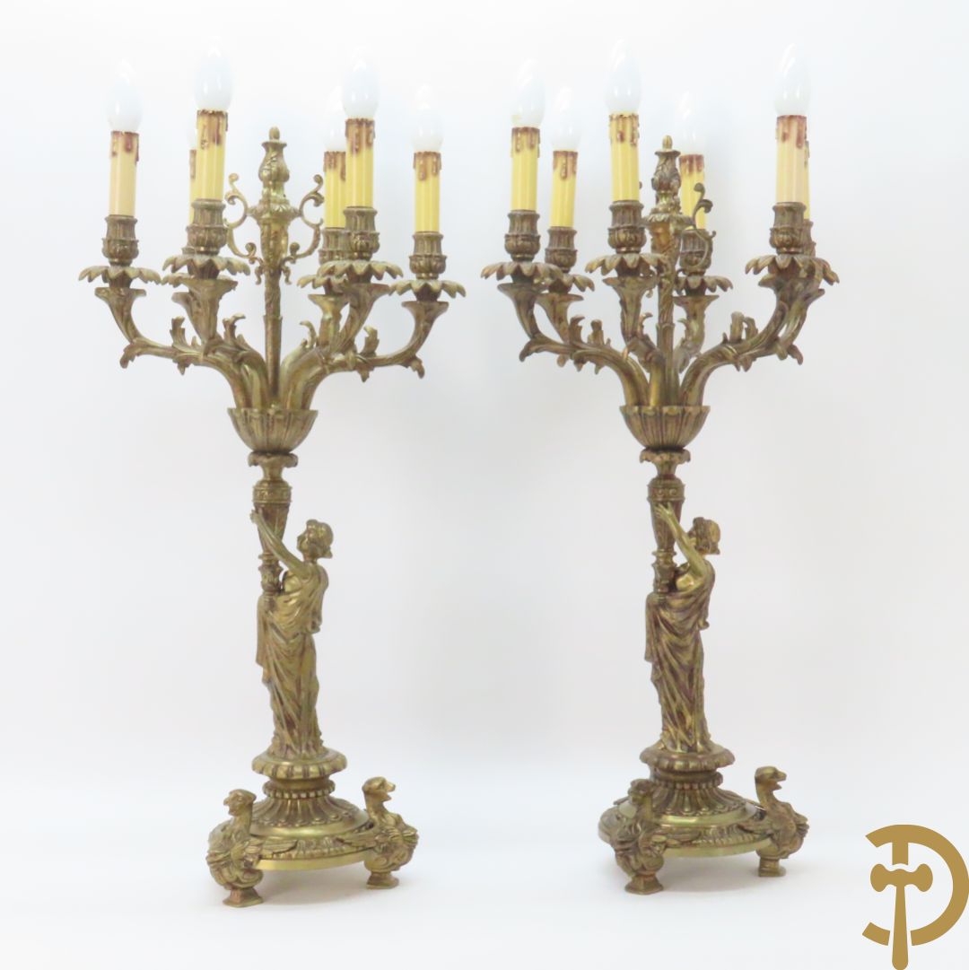 Paar bronzen kandelaars met dame houdende een toorts met 6 kaarsen