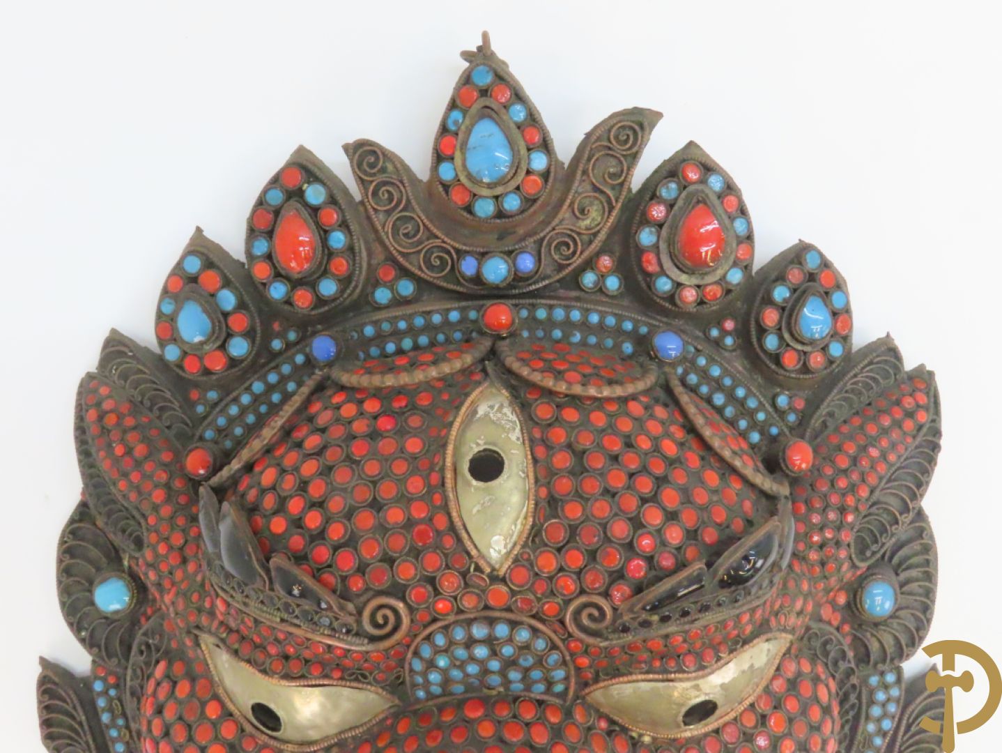 Paar Aziatische koperen maskers met cloisoné techniek