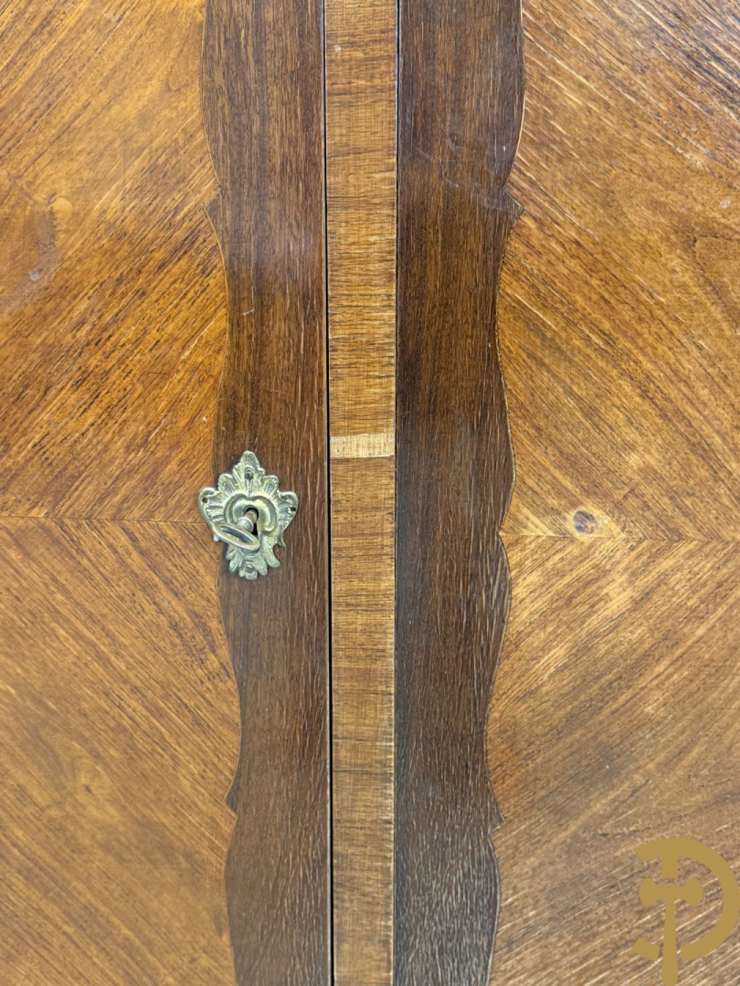 Notelaren driedeursdressoir met marmeren blad  bronzen sabots op de poten