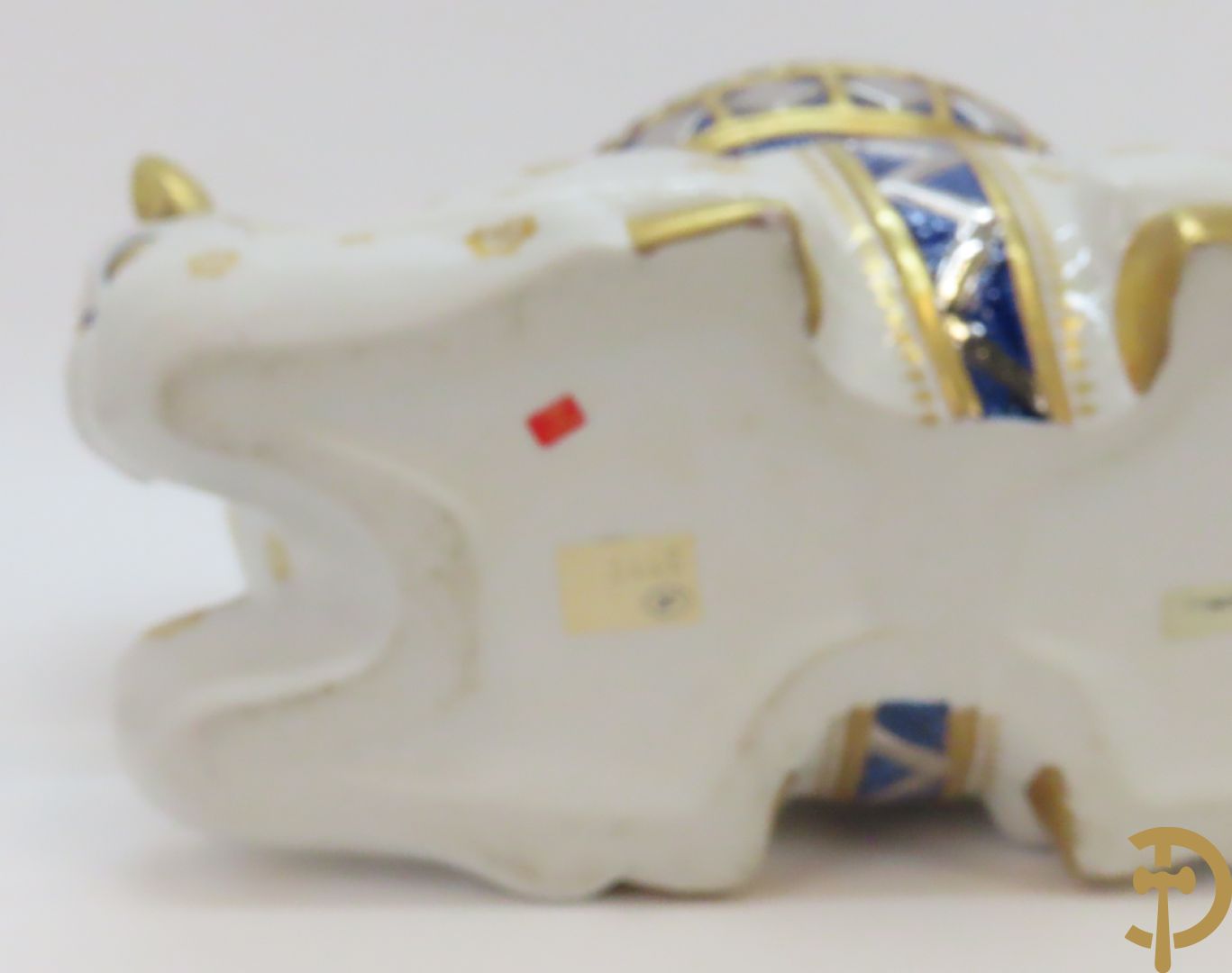 Keramieken beeld met 2 paardenkoppen, centraal met pique fleur, Italiaans, onderaan gemerkt Mangani