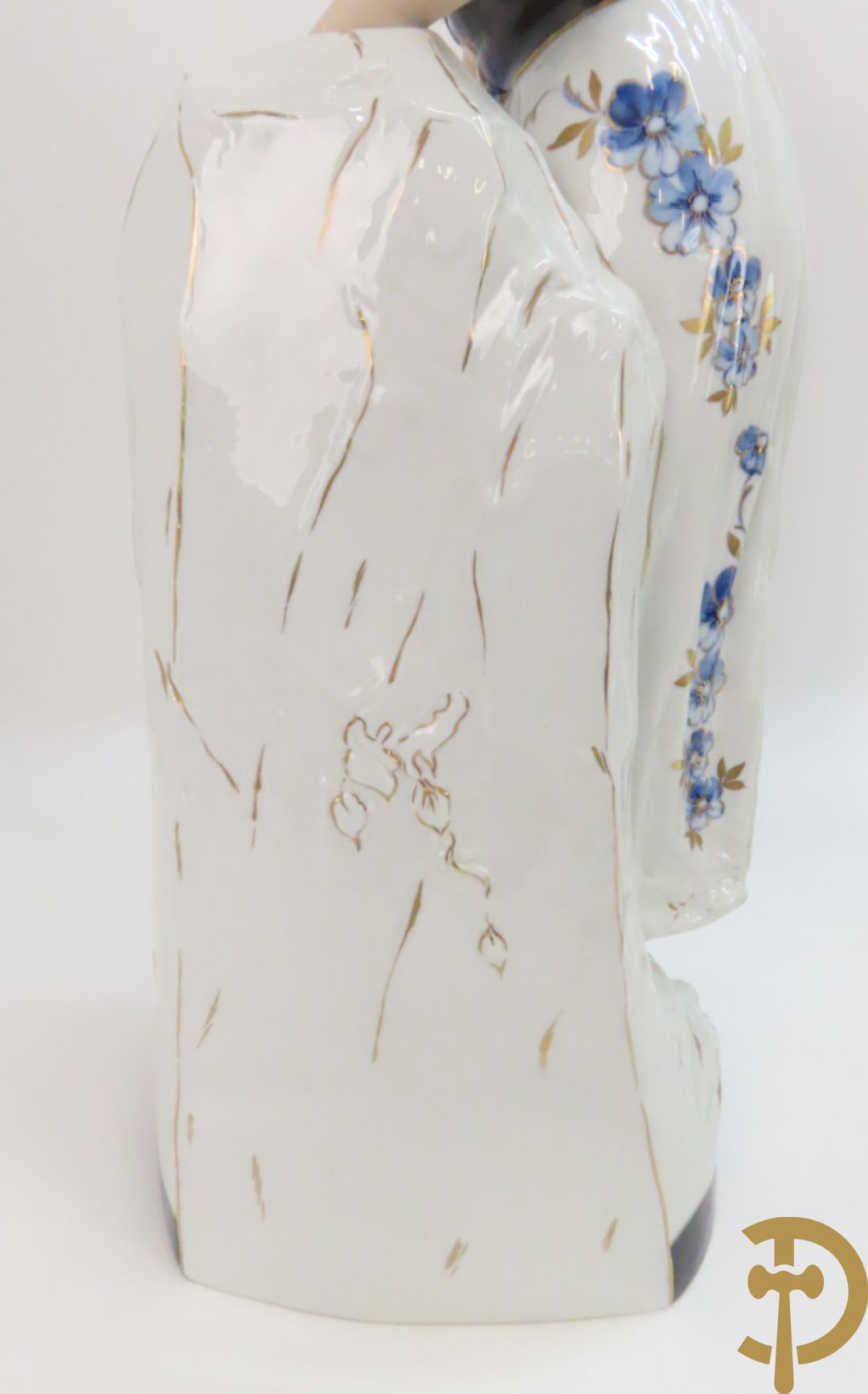 Paar Royal Dux personages van dame en heer bij de waterkraan, onderaan gemerkt en genummerd 10965 en 10563