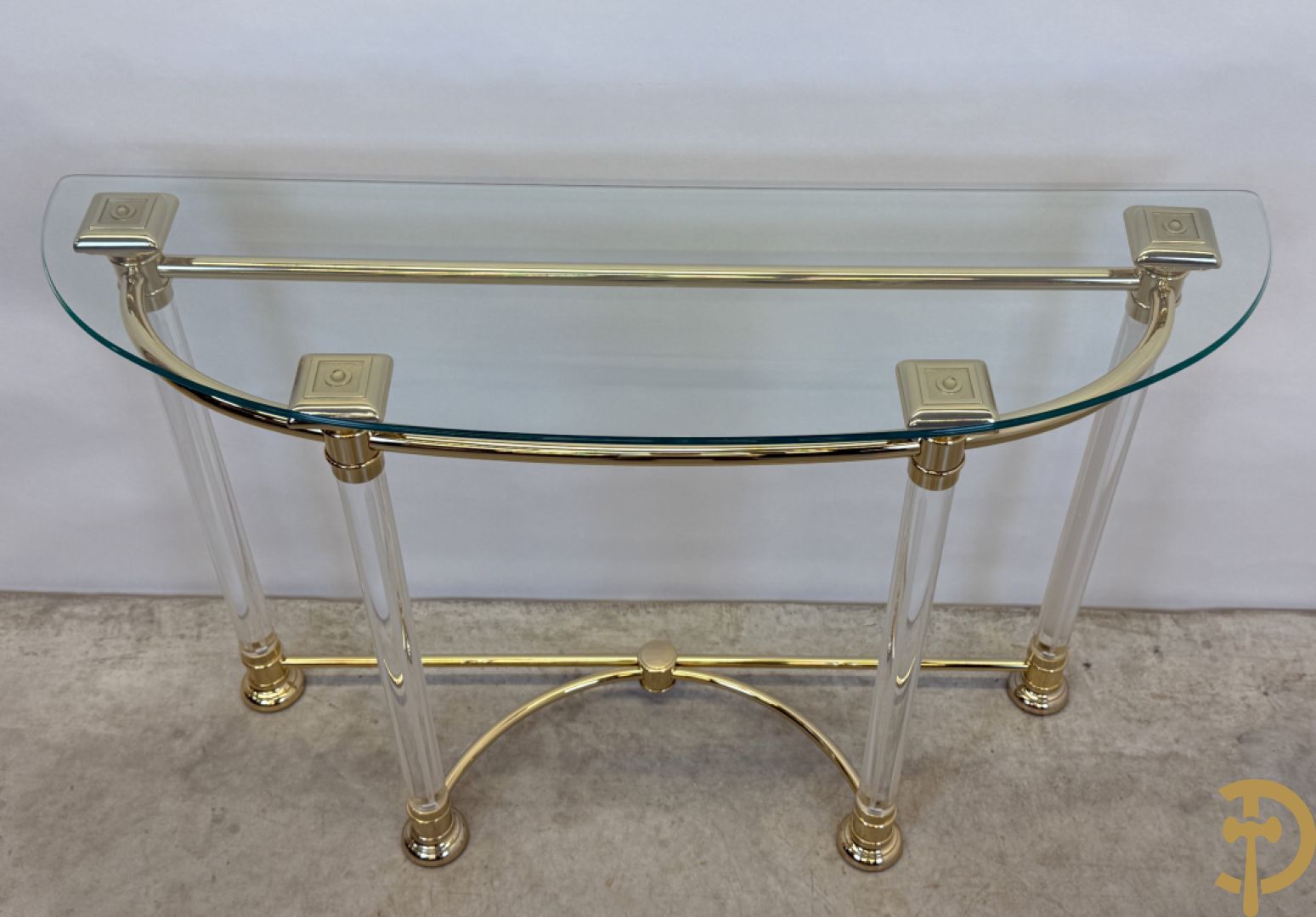 Moderne console met koperen frame op 4 helder plexi poten