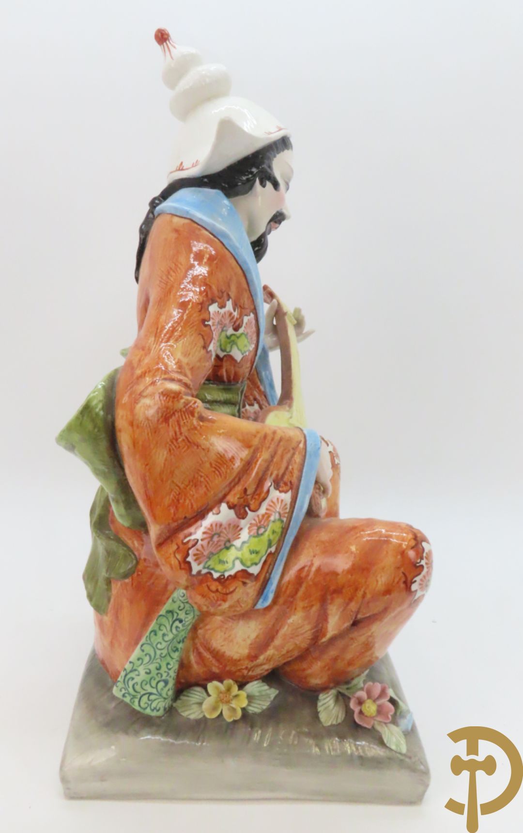 Twee Italiaanse beelden van oosterse dame met bloemen, getekend achteraan Polouioto en oosterse man met snaarinstrument in meerkleurige faience