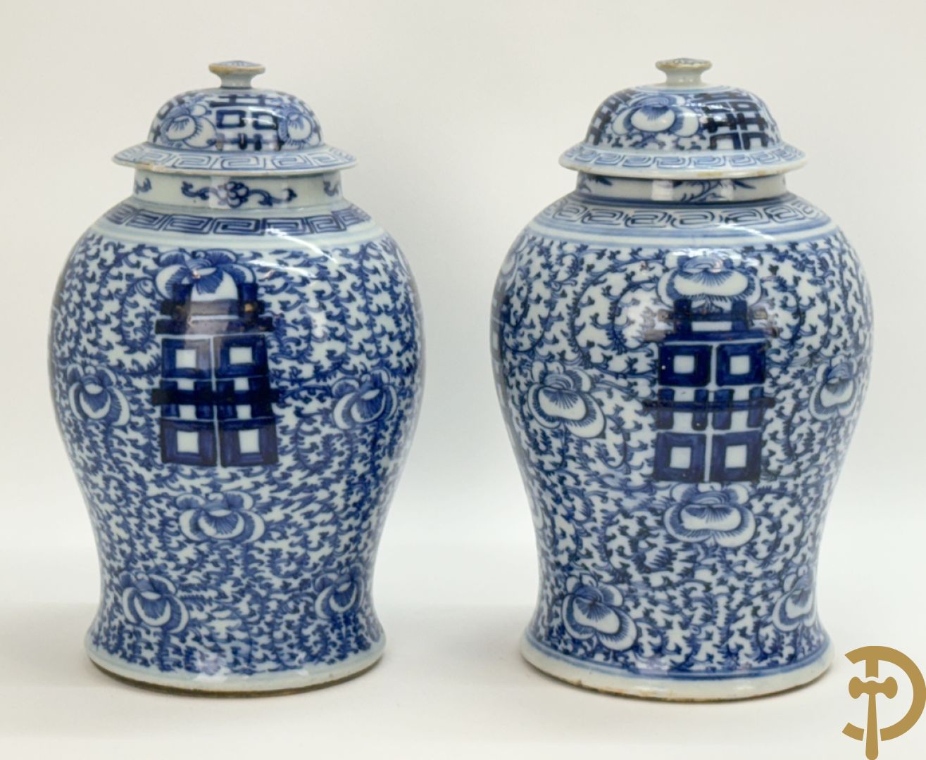Paar blauw/witte Chinese porseleinen dekselpotiches met bloemen en Chinese tekens